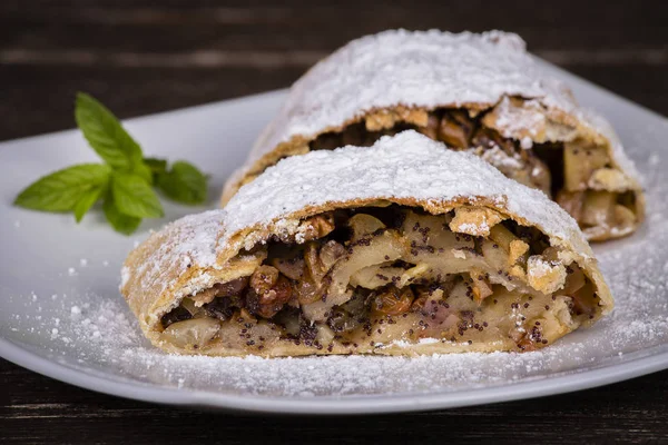 Segment van een strudel cu mere op een plaat — Stockfoto