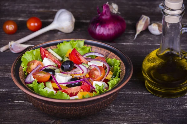 Свежий греческий салат на столе — стоковое фото
