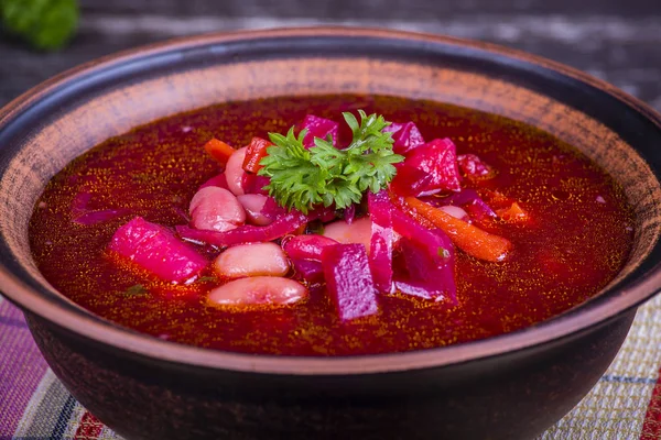 Comida nacional ucraniana e russa - sopa de beterraba vermelha, borscht  . — Fotografia de Stock