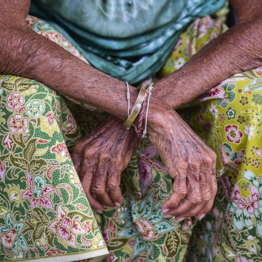 Yaşlanma süreci - çok yaşlı yaşlı kadın elleri buruşuk cilt