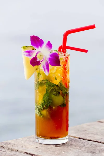 Bebida refrescante com limão, hortelã e abacaxi em uma praia tropical — Fotografia de Stock