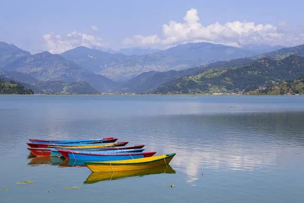 Lago Phewa a Pokhara, Nepal, con le montagne himalayane — Foto Stock