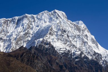 Görkemli dağ zirveleri Nepal Himalayalar dağlarda