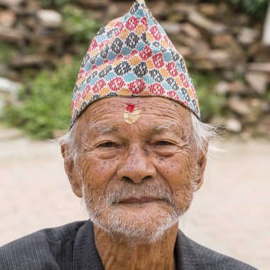 Portre yaşlı adam geleneksel elbise sokak Katmandu, Nepal