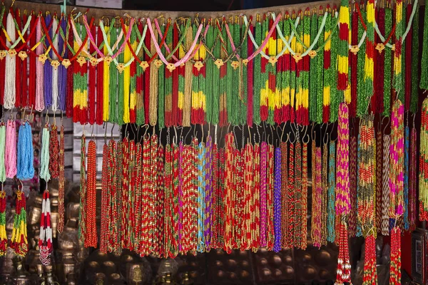 Asya el Katmandu, Nepal içinde açık el sanatları pazarında iplikçikleri renkli boncuk yapımı. — Stok fotoğraf