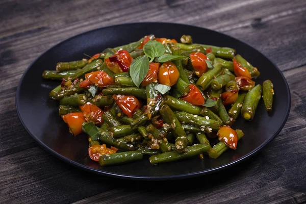 Haricots verts sains, tomates cerises rouges aux graines de sésame — Photo