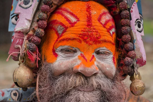Retrato de Shaiva sadhu, homem santo no Templo Pashupatinath, Kathmandu. Nepal — Fotografia de Stock