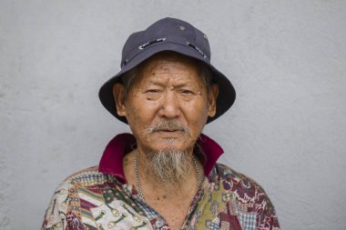 Portre yaşlı adam geleneksel elbise sokak Katmandu, Nepal