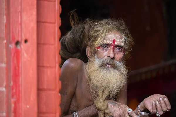 Portret van Shaiva sadhoe, heilige man in Pashupatinath tempel, Kathmandu. Nepal — Stockfoto