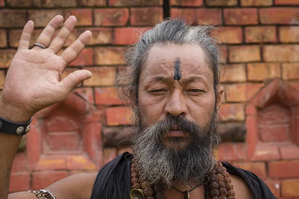 Portrét Shaiva Sádhu, svatý muž v Pashupatinath Temple, Káthmándú. Nepál — Stock fotografie