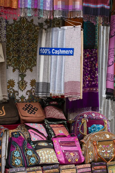 Handmade pashmina shawl with delicate embroidery at outdoor crafts market in Kathmandu, Nepal — Stock Photo, Image