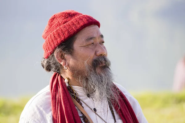 Tibetano Lama conduz aulas com sunsurfistas pessoas sobre meditação e ioga. Pokhara, Nepal — Fotografia de Stock