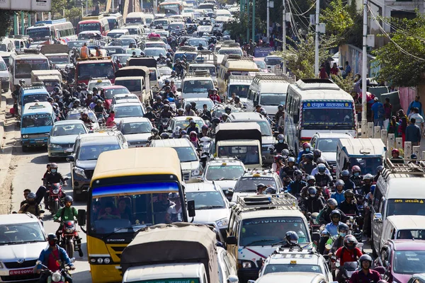 El tráfico se mueve lentamente a lo largo de una carretera transitada en Katmandú, Nepal — Foto de Stock