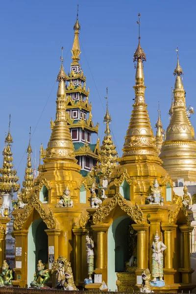Shwedagon pagoda Yangonban, Mianmarban. — Stock Fotó
