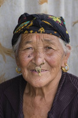 Portre yaşlı kadınlar geleneksel elbise sokak Katmandu, Nepal