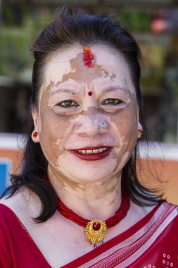 Sokağın karşısında bir Pigmente noktalar ile yaşlı kadın portre. Pokhara, Nepal