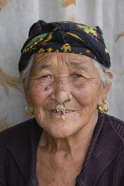 Porträt alter Frauen in traditioneller Kleidung in der Straße Kathmandu, Nepal — Stockfoto