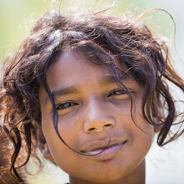 Porträt nepali kind auf der straße im himalaya dorf, nepal — Stockfoto