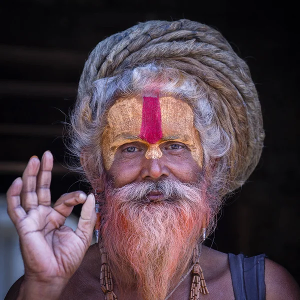 Portrait of Shaiva sadhu, holy man in Pashupatinath Temple, Kathmandu. Nepal — Stock Photo, Image