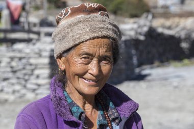 Portre yaşlı kadın Himalaya Köyü, Nepal