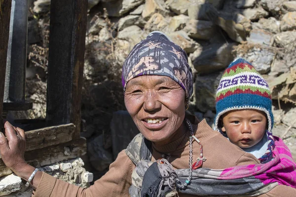 Retrato de madre y niño nepalés en la calle en la aldea del Himalaya, Nepal —  Fotos de Stock