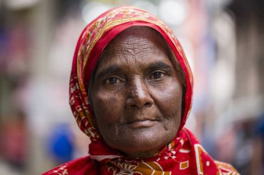 Portre yaşlı kadınlar geleneksel elbise sokak Katmandu, Nepal