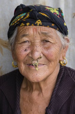 Portre yaşlı kadınlar geleneksel elbise sokak Katmandu, Nepal