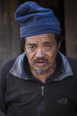 Portre yaşlı adam Nepal Himalayalar köyde geleneksel elbise