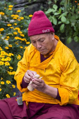 Tibet keşiş Tanrı arpa unu tsampa Himalayalar Köyü, Nepal Budist Dini töreni için heykel figürü. Yakın çekim