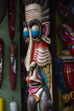 Renkli ahşap maskeleri ve el sanatları satış salonu Thamel bölge Katmandu, Nepal.
