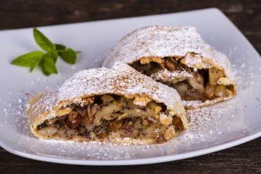 dilim bir plaka üzerinde bir elma strudel