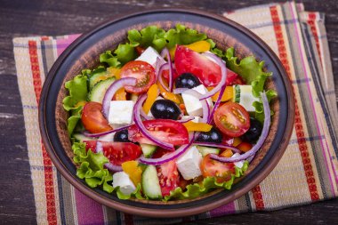 Masanın üzerine taze sebze Yunan salatası