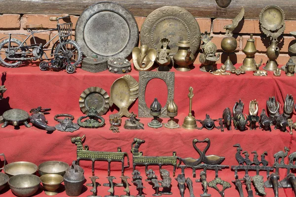 Lembranças de metal no mercado em Kathmandu, Nepal — Fotografia de Stock