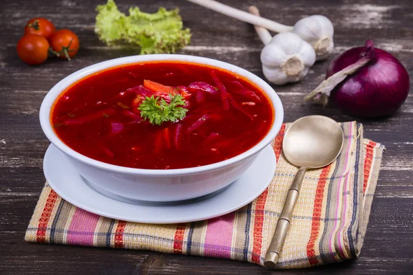 Украинская и российская национальная кухня - красный свекольный суп, борщ — стоковое фото