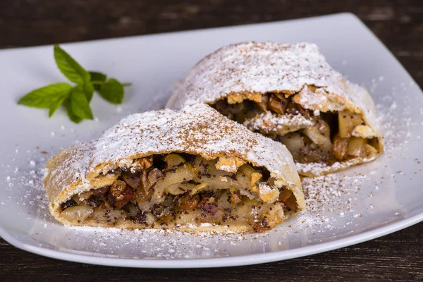 Tranche d'un strudel de pomme sur une assiette — Photo