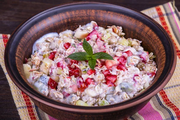 Müsli mit vielen Trockenfrüchten, Nüssen, Beeren und Körnern — Stockfoto