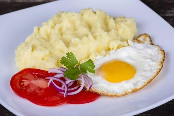 Purê de batatas com ovos fritos e tomate . — Fotografia de Stock