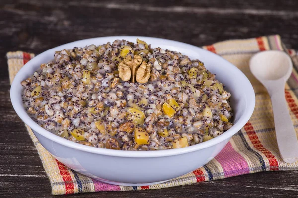 Schüssel mit Kutia - traditionelles Weihnachtsessen in der Ukraine, Weißrussland und Russland. — Stockfoto