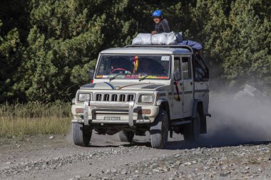 İnsanlar dağ yolu Annapurna trekking yolda sürüş hedeflerine ulaşmaya çalışın. Himalayalar, Nepal