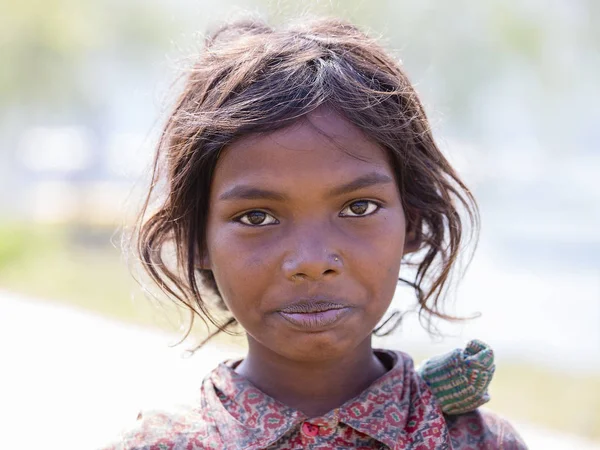 Portrét nepálský dítě na ulici v himálajské vesnici, Nepál — Stock fotografie