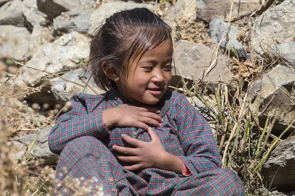 Nepal çocuk sokakta Himalaya Köyü, Nepal — Stok fotoğraf