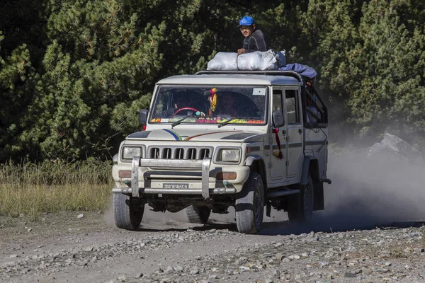 İnsanlar dağ yolu Annapurna trekking yolda sürüş hedeflerine ulaşmaya çalışın. Himalayalar, Nepal
