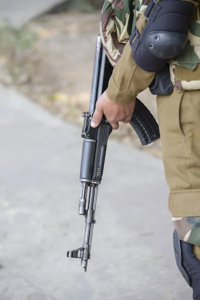 Guerrero sosteniendo un rifle de asalto Kalashnikov —  Fotos de Stock
