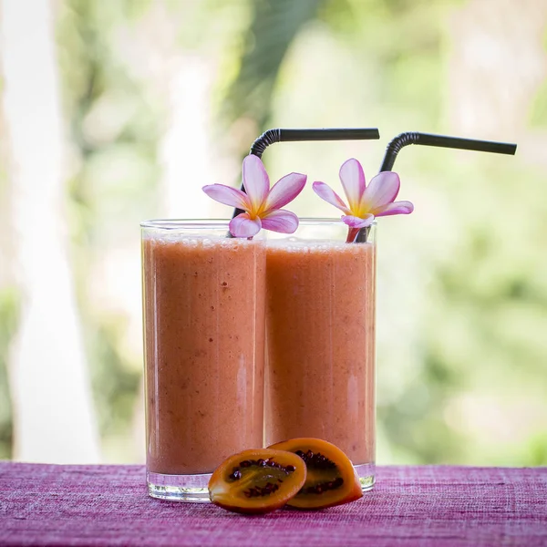 Smoothie aus Tamarillo, Banane und Papaya aus nächster Nähe — Stockfoto