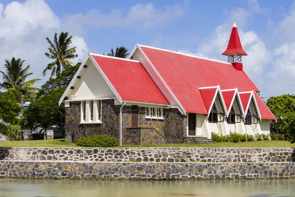 Monumentos de Isla Mauricio - Iglesia roja en la playa. Cap Malhereux —  Fotos de Stock