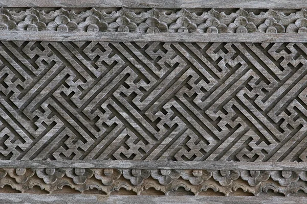 Detalhe de uma bela porta de madeira esculpida de um templo em Ubud, Bali, Indonésia — Fotografia de Stock