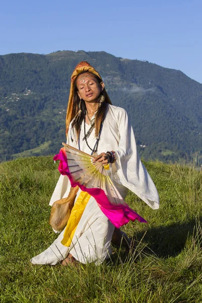 Travesti Sirena Sabiha bailando con un fan al amanecer en Pokhara, Nepal. nació en Filipinas — Foto de Stock