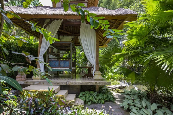 Drewniana altana do relaksu w tropikalnym ogrodzie. Wyspa Bali, Ubud, Indonezja — Zdjęcie stockowe