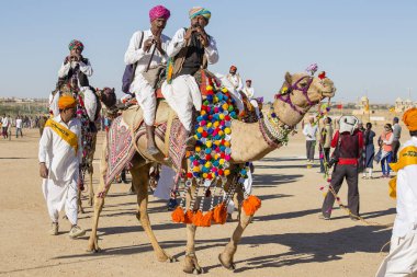 Geleneksel Rajasthani elbise giyen deve ve Hint erkek Jaisalmer, Rajasthan, Hindistan çöl Festivali olarak Bay Desert yarışmaya katılmak