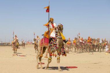 Geleneksel Rajasthani elbise giyen deve ve Hint erkek Jaisalmer, Rajasthan, Hindistan çöl Festivali olarak Bay Desert yarışmaya katılmak